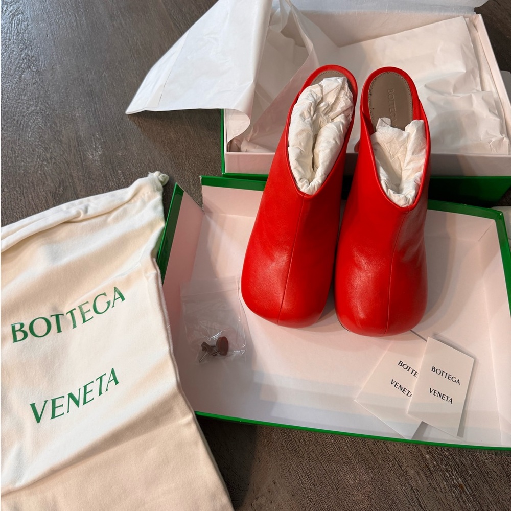 Bottega Veneta Bold Stretch Leather Red Heeled Mules - Picture 3 of 9